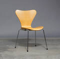 Arne Jacobsen. Stol af lakeret bøg, model 3107, Syveren