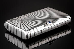 Cigaretetui af sølv, prydet med diamant og cabochonsleben safir