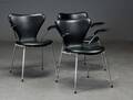 Arne Jacobsen. Tre Syver stole med armlæn og sort læder 3  Denne vare er sat til omsalg under nyt varenummer 4946750