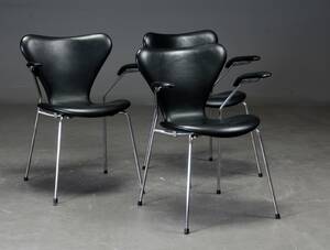 Arne Jacobsen. Tre Syver stole med armlæn og sort læder 3  Denne vare er sat til omsalg under nyt varenummer 4946750