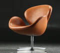 Arne Jacobsen. Svane lænestol, cognacfarvet læder  Denne vare er sat til omsalg under nyt varenummer 4193478