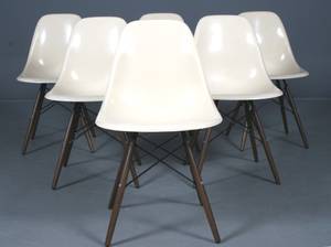 Charles Eames 1907-1978 Sæt på seks skalstole af cremefarvet glasfiber 6
