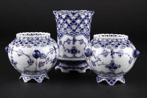 Royal CopenhagenKgl. Porcelæn. Musselmalet cigarbæger samt to buketholdere 3