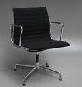 Charles Eames. Armstol, model EA 108. Nyeste generation med chrom-ring 