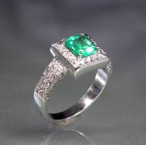 Damiani Ring mit kolumbianischem Smaragd ca. 1.00 ct und Brillanten ca. 0.56 ct.
