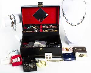 SMYCKEN  BIJOUTERIER bla silver, ett parti