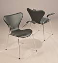 Arne Jacobsen 1902 - 1971. Par armstole model 3207, sort læder 2