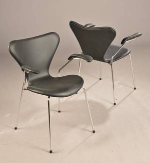 Arne Jacobsen 1902 - 1971. Par armstole model 3207, sort læder 2