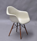 Charles Eames 1907 - 1978. Armstol, model DAW, creme