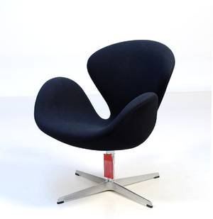 Arne Jacobsen 1902 - 1971. Svanen. Hvilestol med returdrej, model 3320, sort, red label og ID-nummerbevis