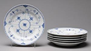 Kgl. Porcelæn. Musselmalet halvblonde tallerkner 6