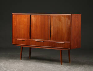 Skænk af teaktræ, 1950erne, dansk møbelproducent