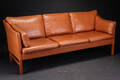 Takashi Okamura og Erik Marquardsen for Skippers Furniture. Tre-pers. sofa betrukket med cognagfarvet læder, model Admiral