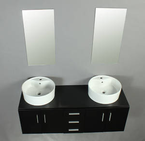 Væghængt toiletskab samt spejl