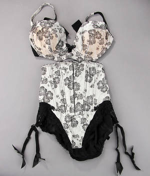 Valentino lingerie sæt i sort og sølvgrå. Str. L