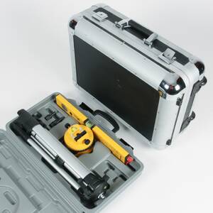 VERKTYGSVÄSKA med hjul, vattenpass på stativ