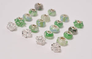 20 Charlotte Borgen kugler med glasdekoration i grønne nuancer