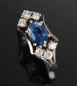 Safir- og brillantring af 14 kt hvidguld