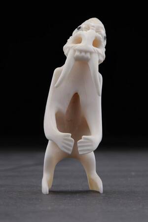 Grønlandica. Tupilak af kaskelottand 