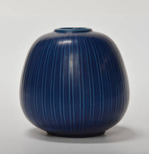Nils Thorsson 1898-1975 for Royal CopenhagenAluminia. Marselis vase af blåglaseret fajance