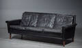 Tre pers. sofa betrukket med sort læder, 19601970