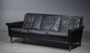Tre pers. sofa betrukket med sort læder, 19601970