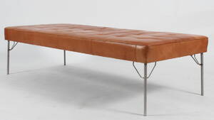 Daybed betrukket med cognacfarvet læder. Denne vare er sat til omsalg under nyt varenummer 4348724