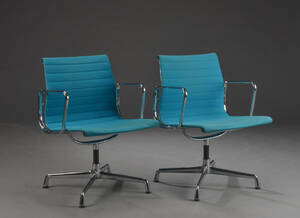 Charles Eames. Et par armstole, model EA-107. 2 Denne vare er sat til omsalg under nyt varenummer 4522689