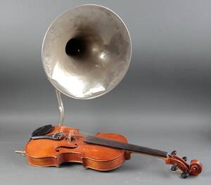Violin 44 med senere påmonteret tragt shallstykke