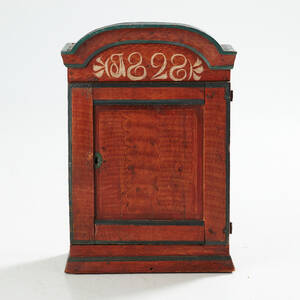 Hängskåp daterat 1828
