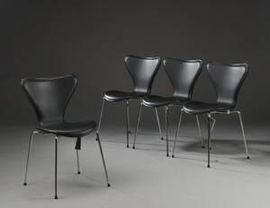 Arne Jacobsen. Fire stole Syveren, model 3107, forsidepolstret sort læder 4