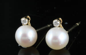 Pearl earrings with a diamond  9k gold 