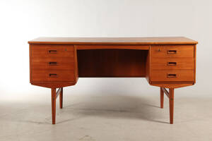 Fritstående skrivebord i teaktræ