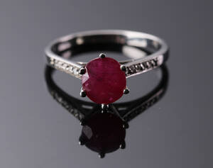 Rubin og diamant ring udført i 14 kt hvidguld