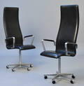 Arne Jacobsen. Par højrygget Oxford kontorstole med armlæn, model 3292 2 