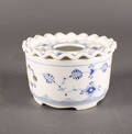 Royal Copenhagen, musselmalet fyrfad af porcelæn