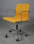 Charles Eames Kontorstol, model EA 108, gul hopsak