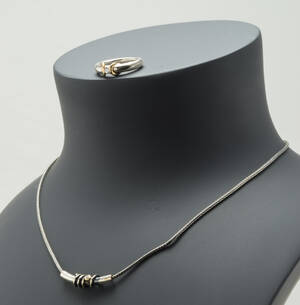 Smykkesæt af sterling sølv med detalje af 14 kt. guld og cubic zirkonia, halskæde samt ring Denne vare er sat til omsalg under nyt varenummer 5043164