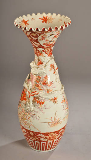 Kolosal japansk vase dekoreret med drage