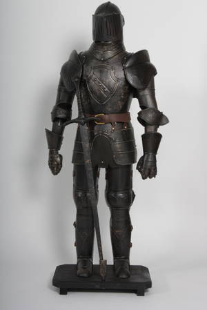 Rustning med sværd. Udført i metal. 145 cm høj.