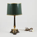 Bordslampa i empirestil