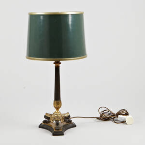 Bordslampa i empirestil