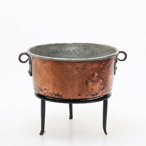 KOPPARGRYTRA. På benställning.