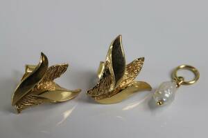 ÖRHÄNGEN, ett par, samt HÄNGEBERLOCK, guld, 18 k, 2 g