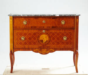 Byrå i gustaviansk stil