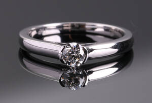 Solitairering af hvidguld 14 kt prydet med en brillant Denne vare er sat til omsalg under nyt varenummer 4698488