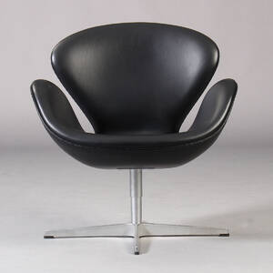 Arne Jacobsen. Svanen. Lænestol, model 3322