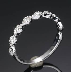 Ring af 8 kt hvidguld