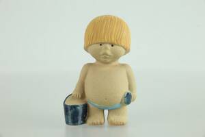 LISA LARSON, figurin, Väst, ur serien All Världens Barn, Gustavsberg