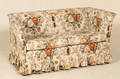 2-personers sofa med blomsteret stof